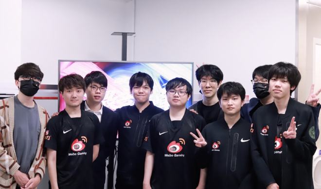 通过保持紧 通过保持紧